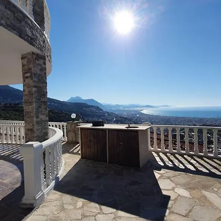 уютная с шикарным панорамным видом Алания